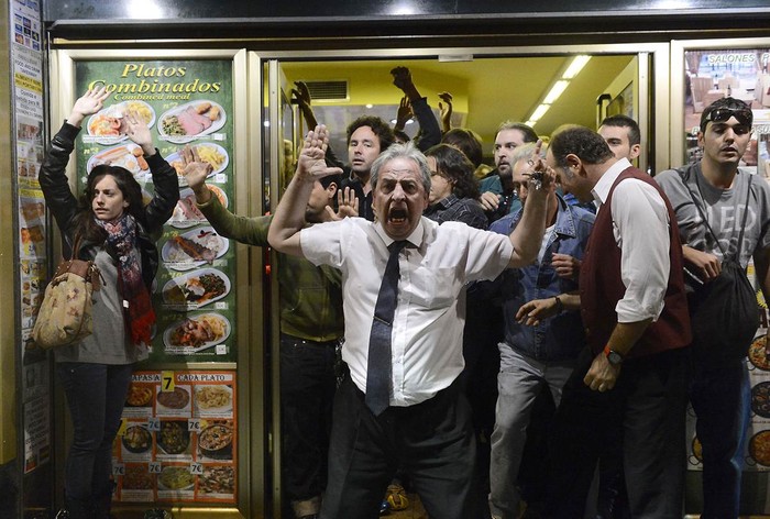 Ông chủ nhà hàng ở Madrid, Tây Ban Nha đang kêu gọi người biểu tình đừng ném đá vào nhà hàng trong cuộc biểu tình chống lại kế hoạch chi tiêu khắc khổ của chính phủ nước này hôm 25/9. Cảnh sát chống bạo động đã bắn đạn cao su và sử dụng dùi cui chống lại hàng ngàn người biểu tình tuần hành gần Quốc hội.